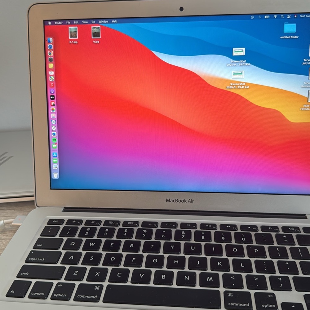Apple MacBook in Sleek Silver Finish 13 inch - Picture 7 of 8
